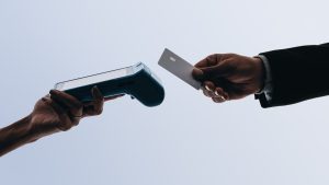 Τι είναι το «Ghost Tapping»; Η νέα απάτη Tap-to-Pay για την οποία πρέπει να γνωρίζετε