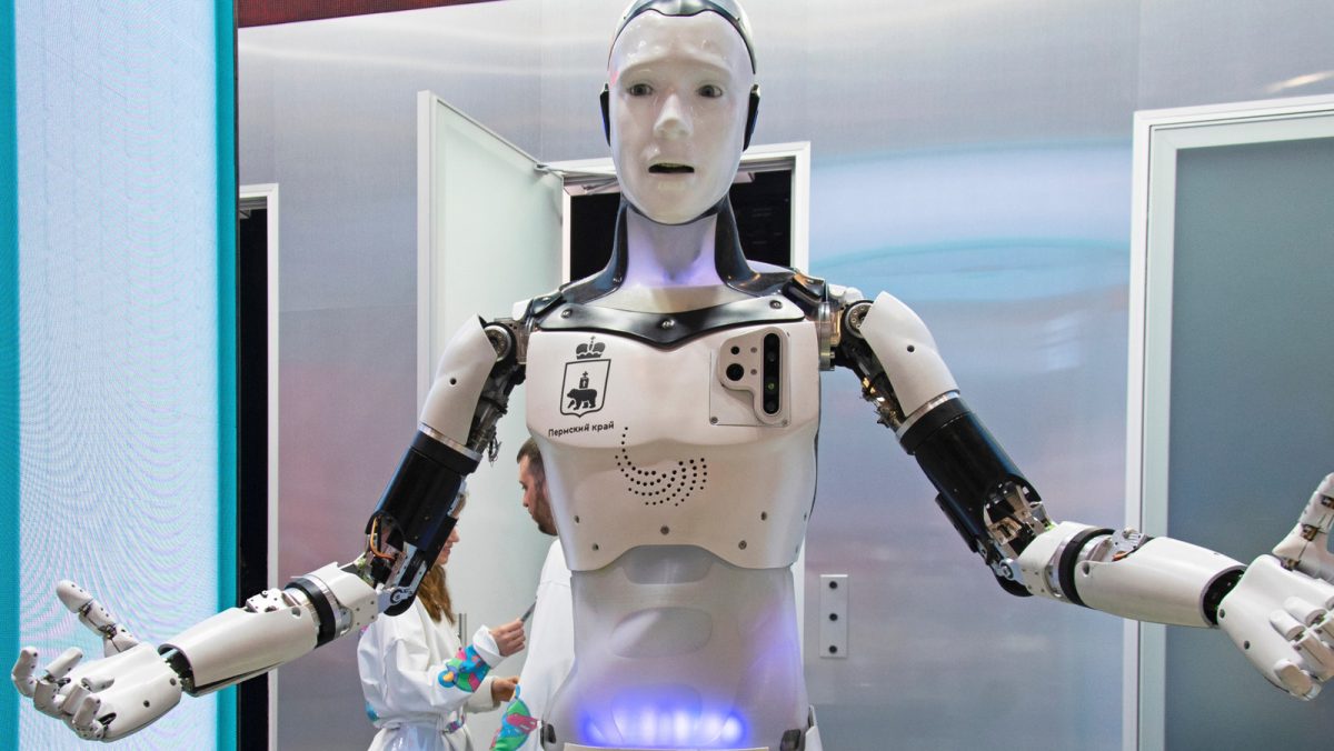 Το πρώτο ρομπότ της Ρωσίας με τεχνητή νοημοσύνη τοποθετήθηκε στο πρόσωπο κατά τη δημόσια αποκάλυψή του