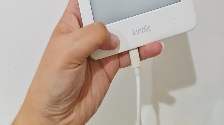 Προειδοποίηση χαμηλής ή νεκρής μπαταρίας Amazon Kindle στην οθόνη.