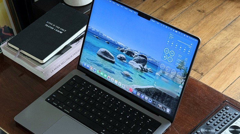 macOS Tahoe με καθαρά εικονίδια στο M1 Pro MacBook Pro
