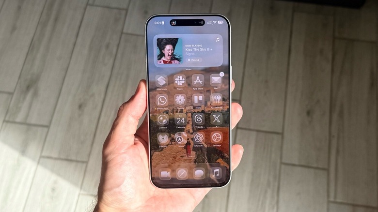 Η αρχική οθόνη του iOS 26 στο iPhone 17 Pro Max