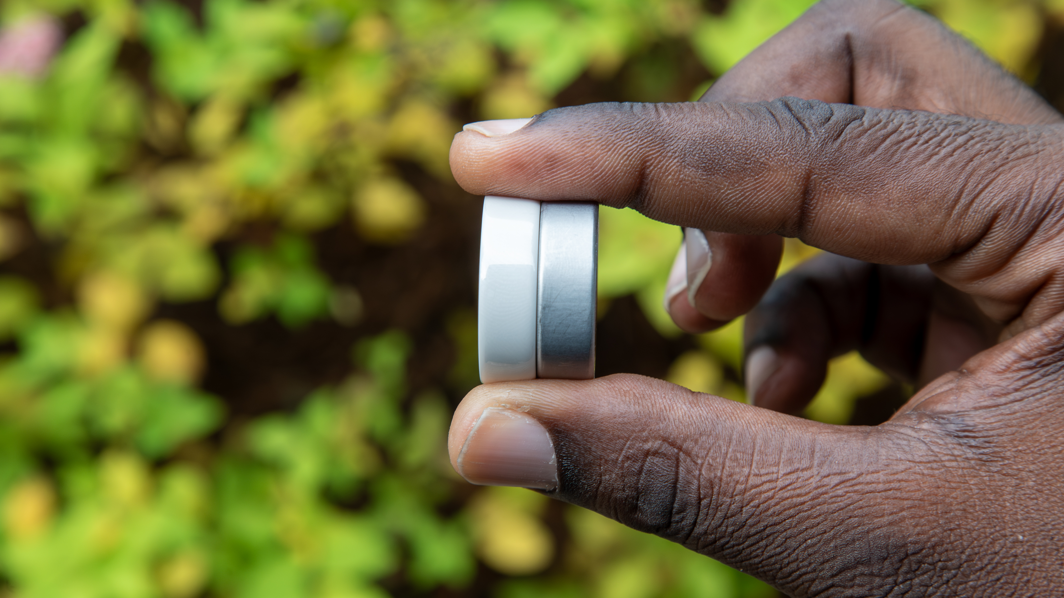 Oura Ring 4 Ceramic και Oura Ring 4 δίπλα δίπλα