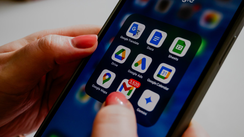 Εφαρμογές Google σε τηλέφωνο, συμπεριλαμβανομένων των Χαρτών Google.