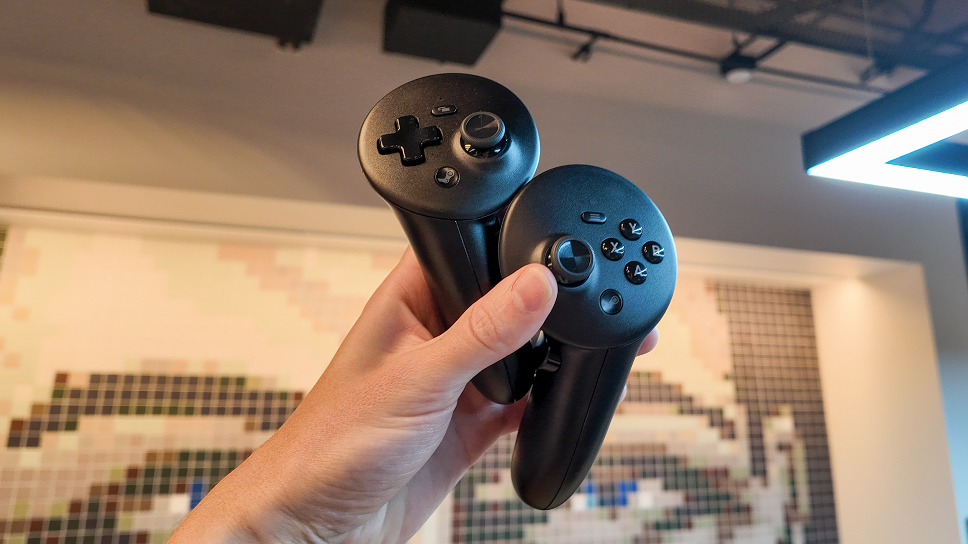 Και οι δύο ελεγκτές Steam Frame