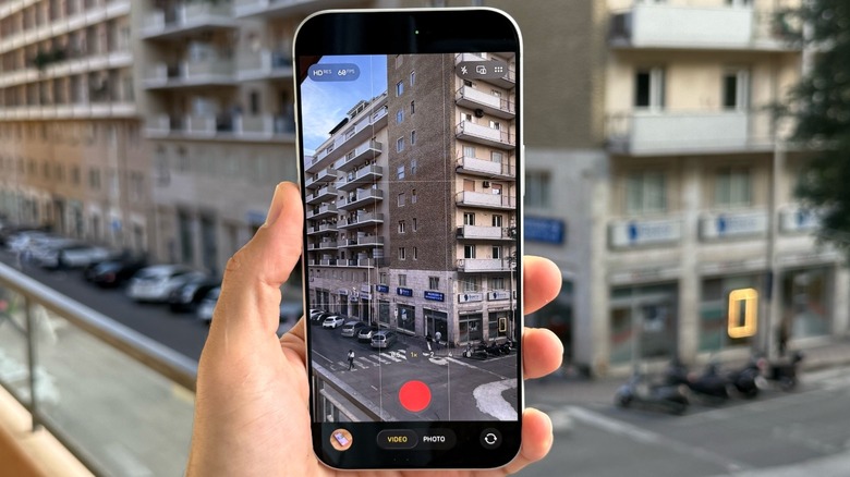 Η κάμερα του iPhone 17 Pro Max με την εναλλαγή Dual Video ορατή στην επάνω δεξιά γωνία