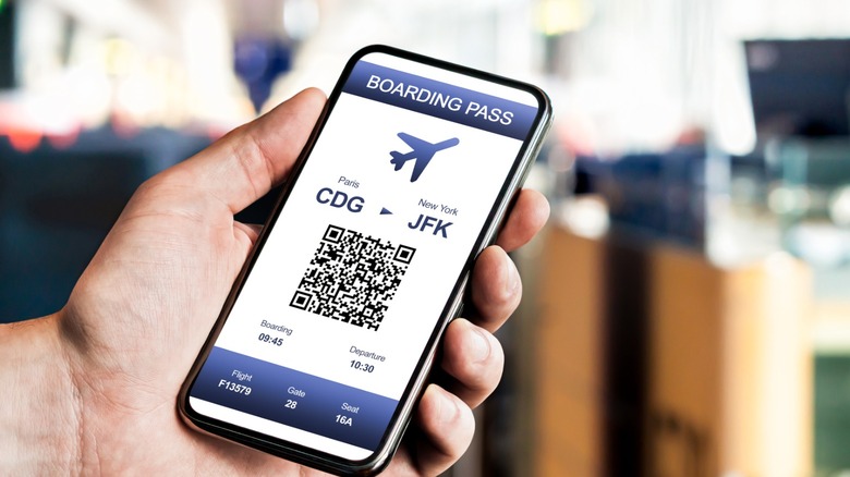 Άτομο που κοιτάζει την ψηφιακή κάρτα επιβίβασης στο τηλέφωνό του