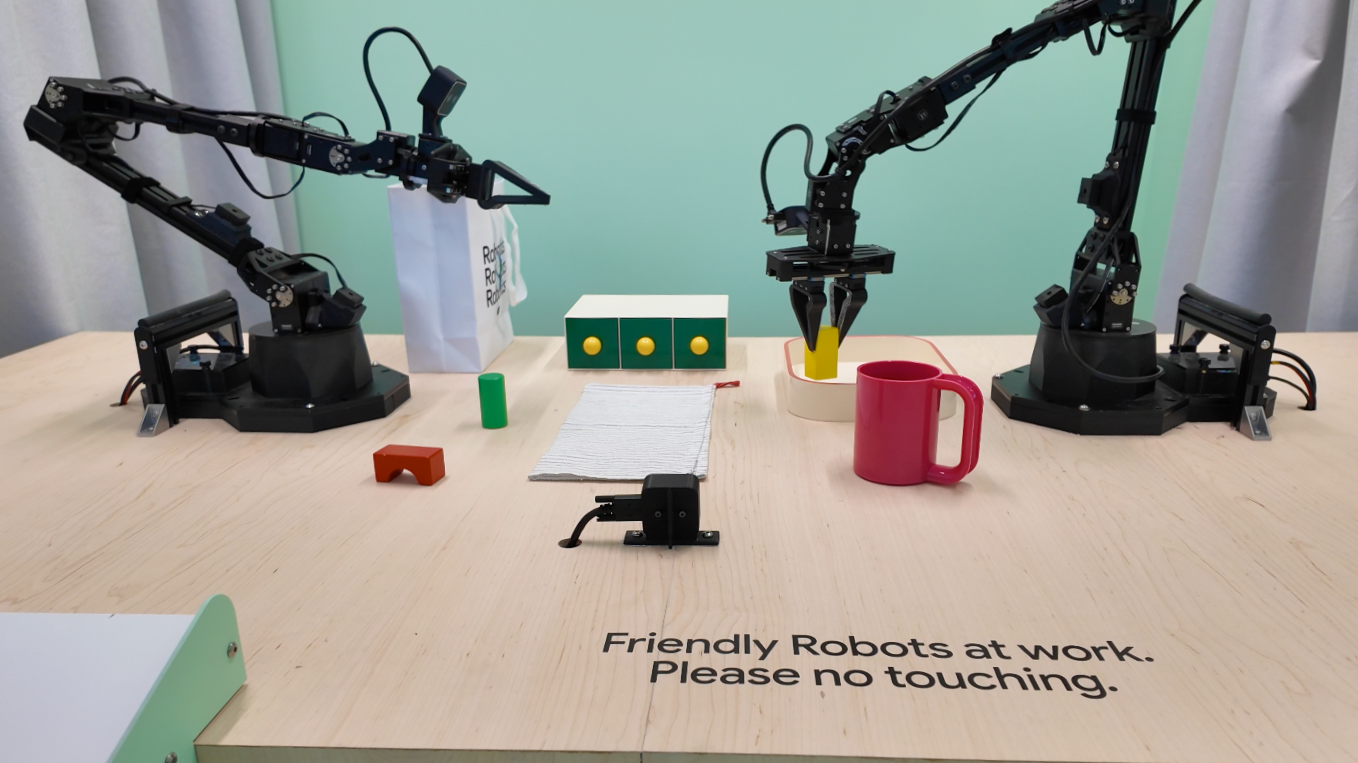 Ρομπότ που μαζεύει αντικείμενα με τους Διδύμους.