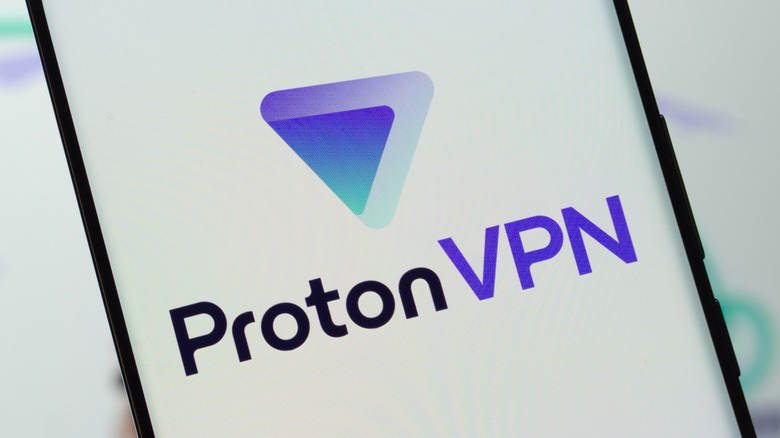 Το λογότυπο του Proton VPN εμφανίζεται σε οθόνη smartphone