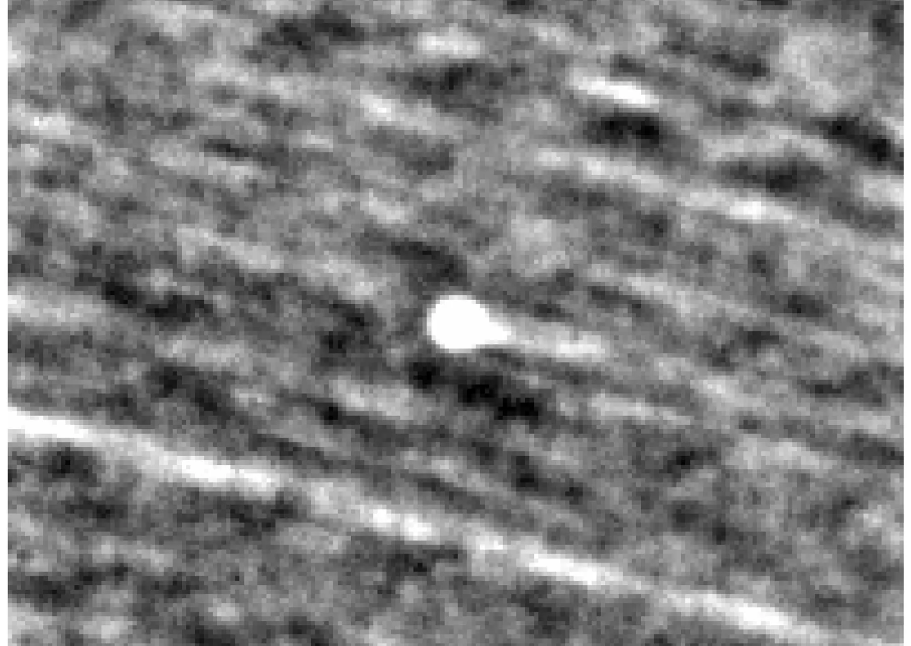 Ο κομήτης 3I/ATLAS εμφανίζεται ως ένα φωτεινό αντικείμενο κοντά στο κέντρο αυτής της εικόνας, που έγινε από τον συνδυασμό παρατηρήσεων από την αποστολή PUNCH της NASA από τις 20 Σεπτεμβρίου έως τις 3 Οκτωβρίου 2025, όταν ο κομήτης ήταν περίπου 231 εκατομμύρια έως 235 εκατομμύρια μίλια από τη Γη. Η ουρά του εμφανίζεται ως μια μικρή επιμήκυνση προς τα δεξιά. Τα αστέρια εμφανίζονται ως ραβδώσεις στο φόντο.