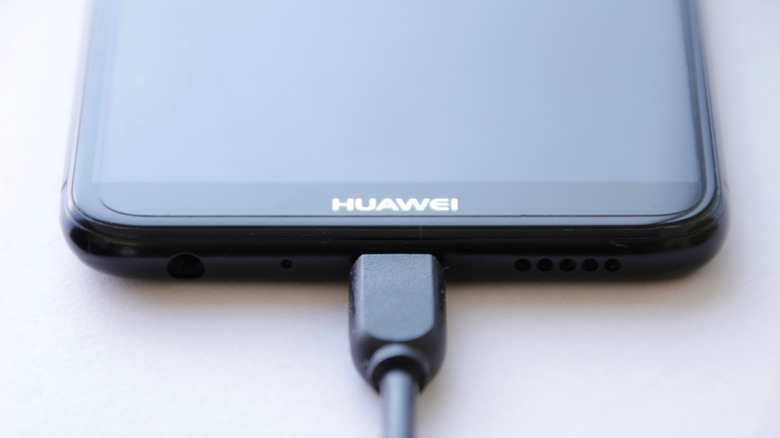 Φόρτιση smartphone Huawei.