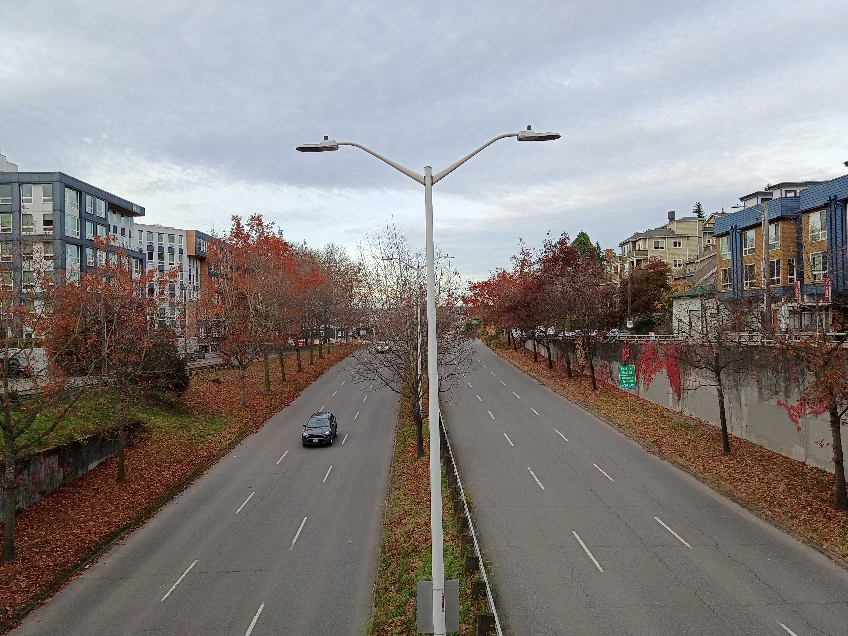 Ένας δρόμος με αυτοκίνητο