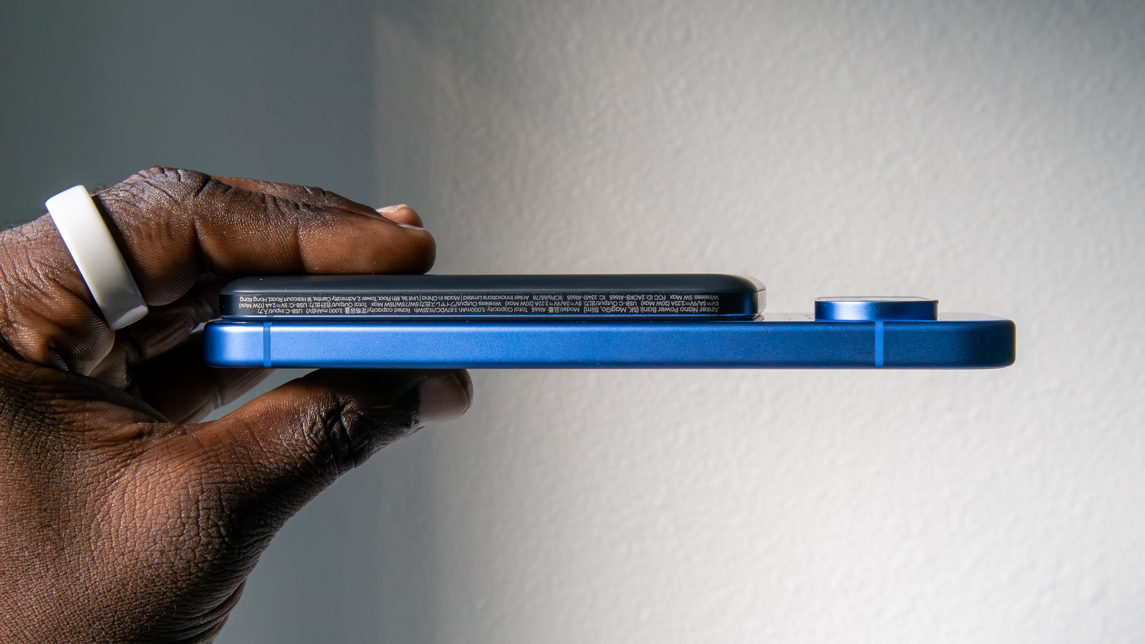 Πλαϊνό προφίλ του Anker MagGo Power Bank 5K στο Pixel 10