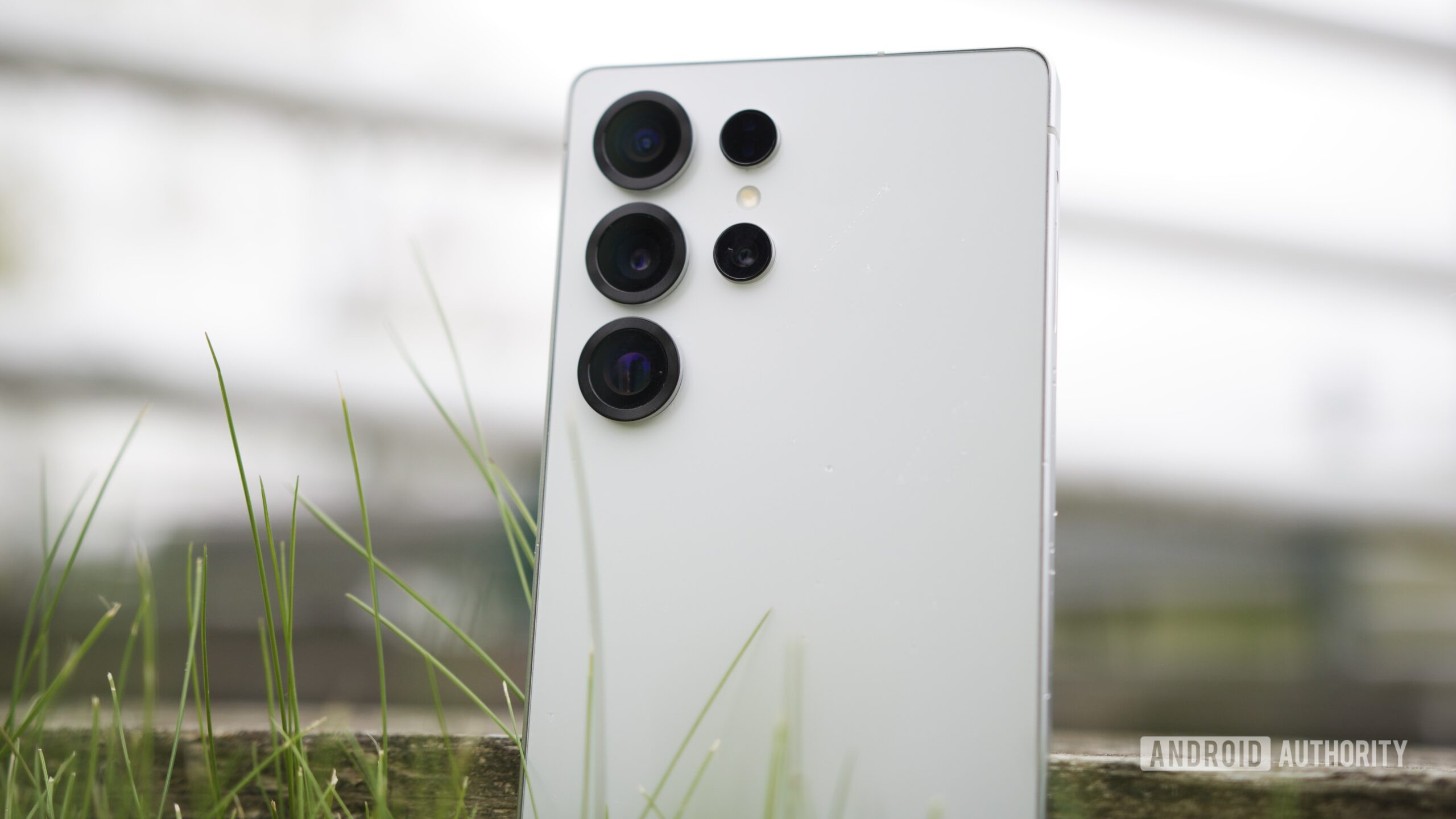 samsung galaxy s25 ultra joe revisit 12 Μια κοντινή άποψη των πίσω καμερών στο Samsung Galaxy S25 Ultra.