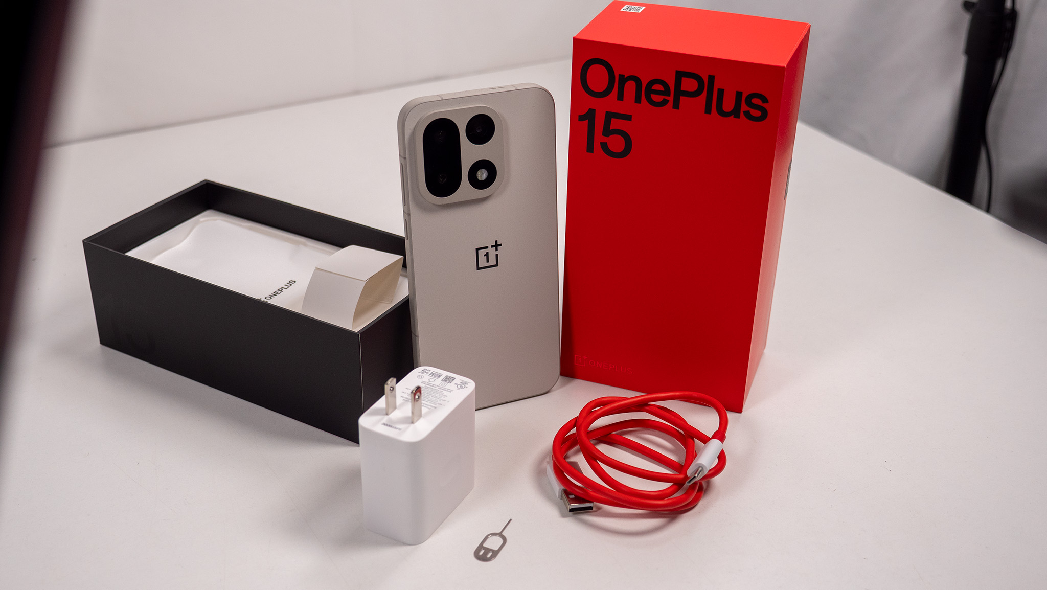 Αποσυσκευασία του OnePlus 15 με τον παρεχόμενο φορτιστή