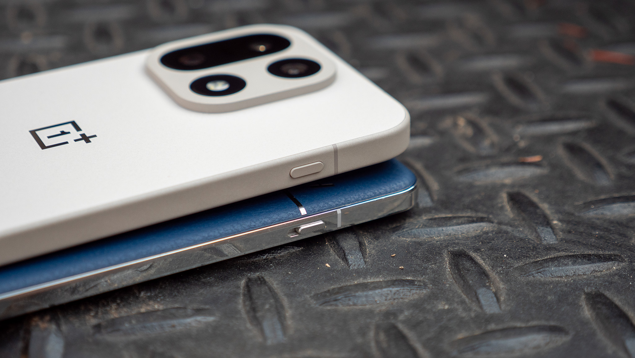 Συγκρίνοντας το υλικό του OnePlus 13 και του OnePlus 15