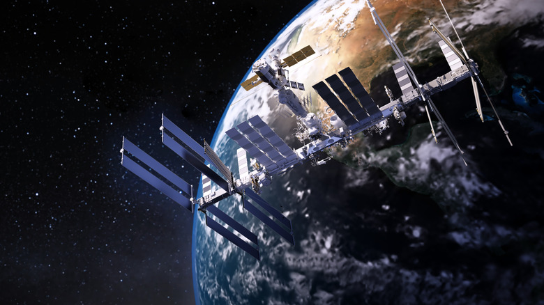 ο διεθνής διαστημικός σταθμός σε τροχιά γύρω από τη Γη