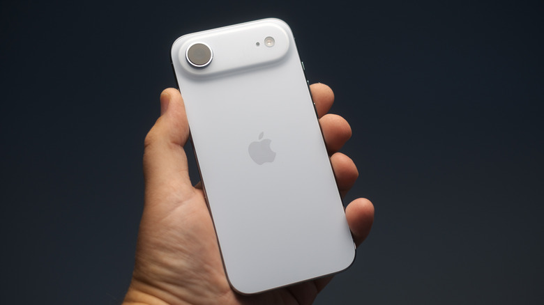 Ένα άτομο που κρατά ένα iPhone Air με το πίσω μέρος της συσκευής στραμμένο προς την κάμερα