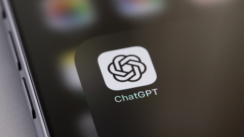 Smartphone με το εικονίδιο ChatGPT που εμφανίζεται