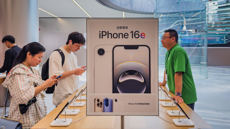 iPhone 16e στην οθόνη