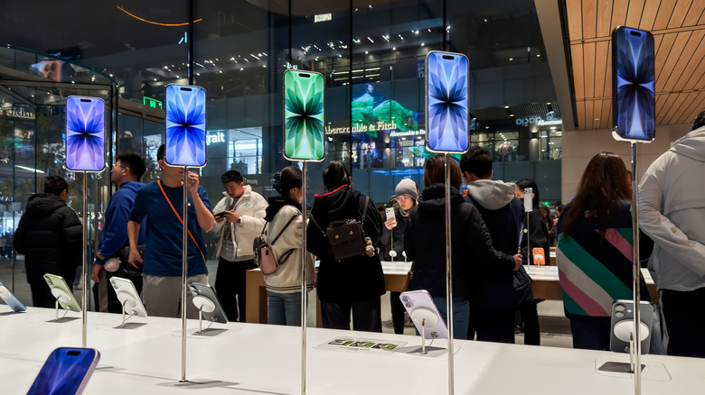 Η σειρά iPhone 17 σε ένα Apple Store