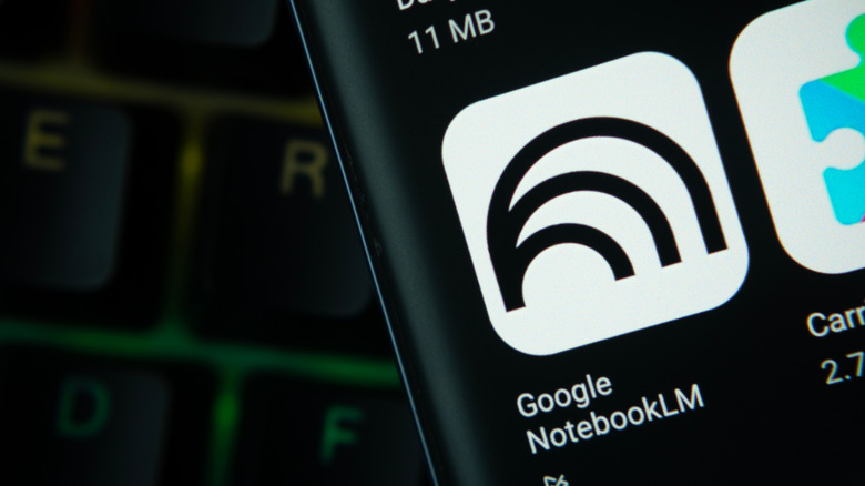 Εικονίδιο εφαρμογής notebooklm στο smartphone πάνω από ένα πληκτρολόγιο