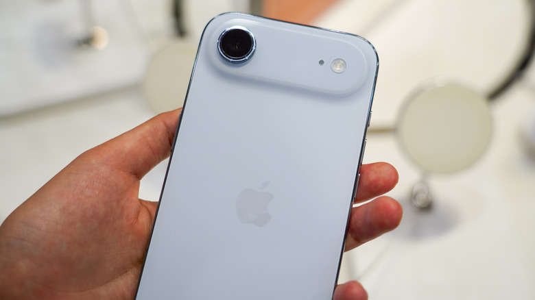 iPhone Air στο χέρι