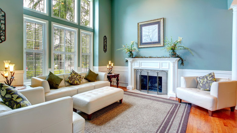 ένα όμορφο σαλόνι χωρίς ακαταστασία καλωδίων