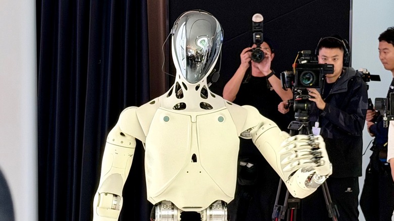 Το ρομπότ IRON προηγούμενης γενιάς κάνει μια ξενάγηση στα νέα κεντρικά γραφεία της XPENG