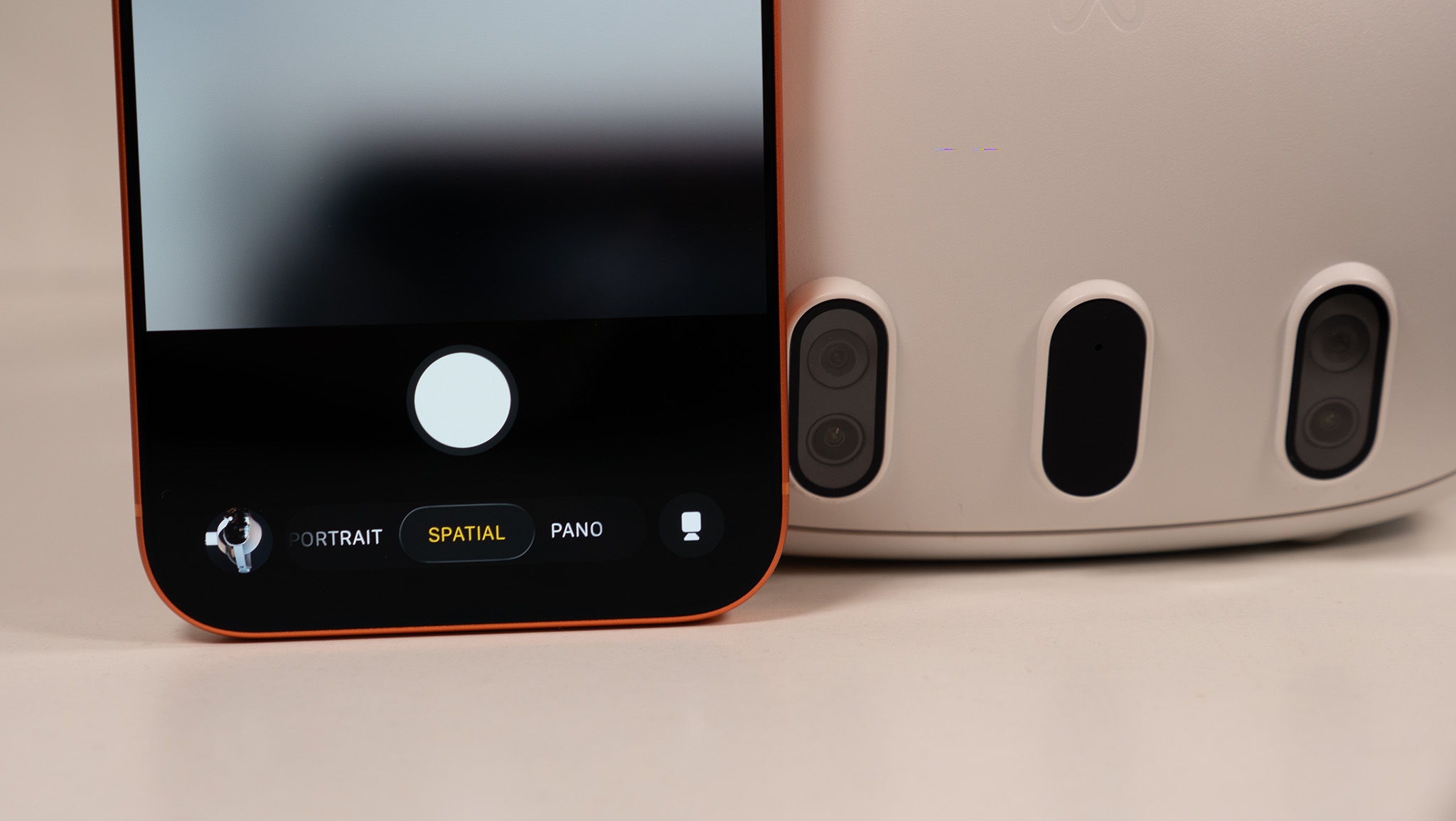 Η επιλογή χωρικού βίντεο σε κάμερα iPhone 17 Pro Max δίπλα σε ακουστικά Meta Quest 3