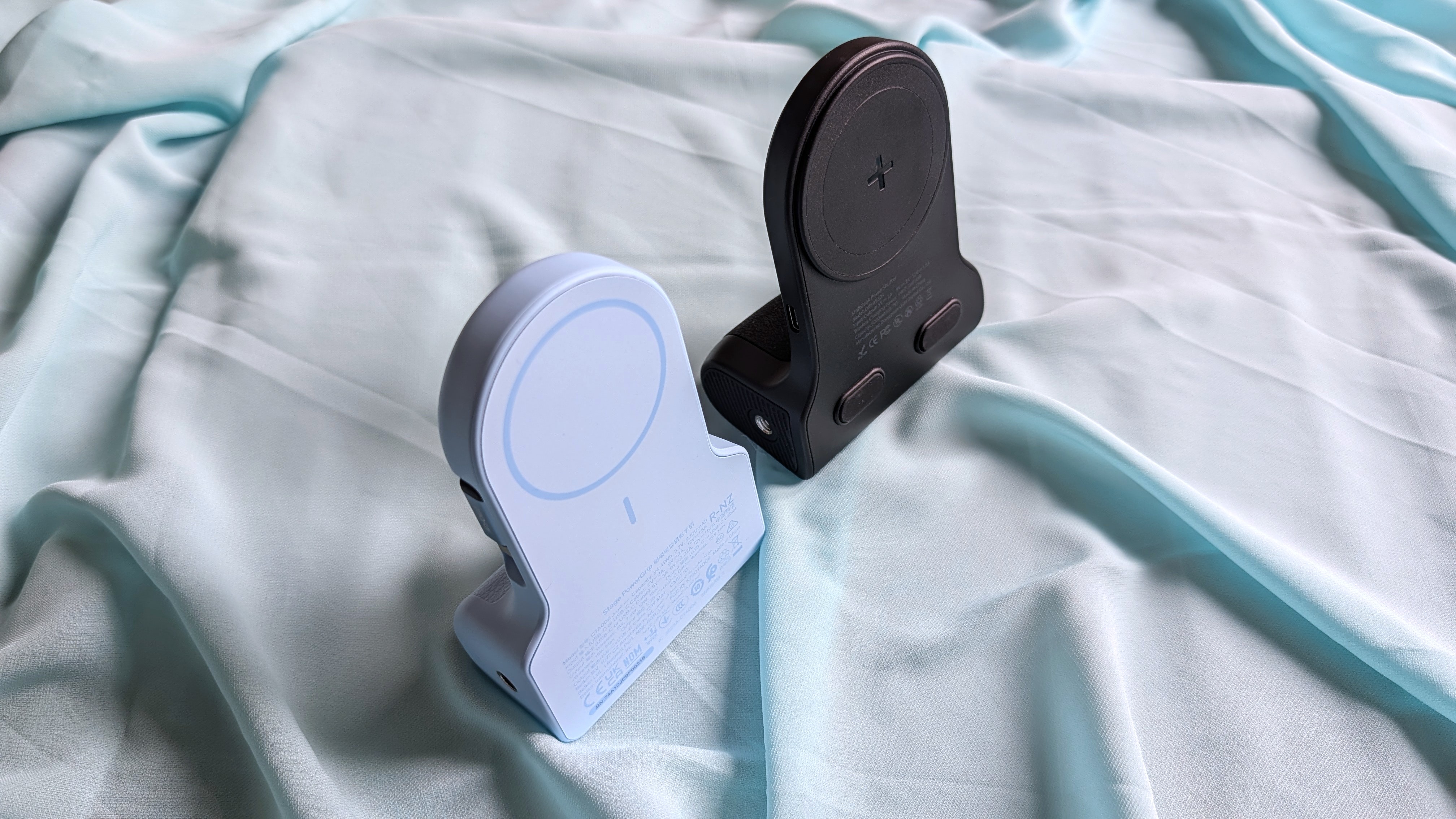 Βάσεις τροφοδοσίας Belkin Stage PowerGrip και KraftGeek PowerShutter