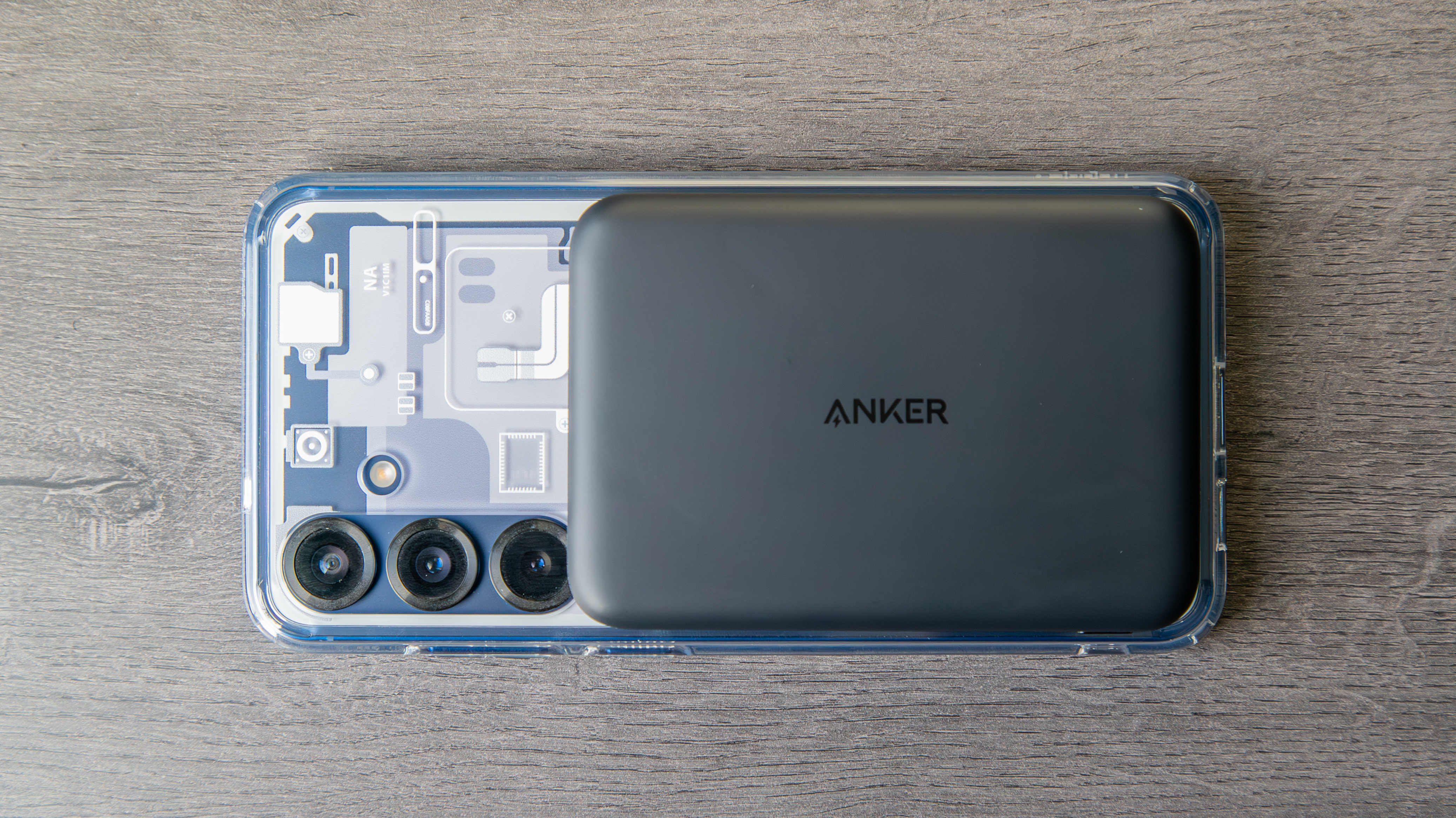 Το Anker MagGo Power Bank 5K στο Galaxy S25 Plus με μαγνητική θήκη Qi2 από την Spigen