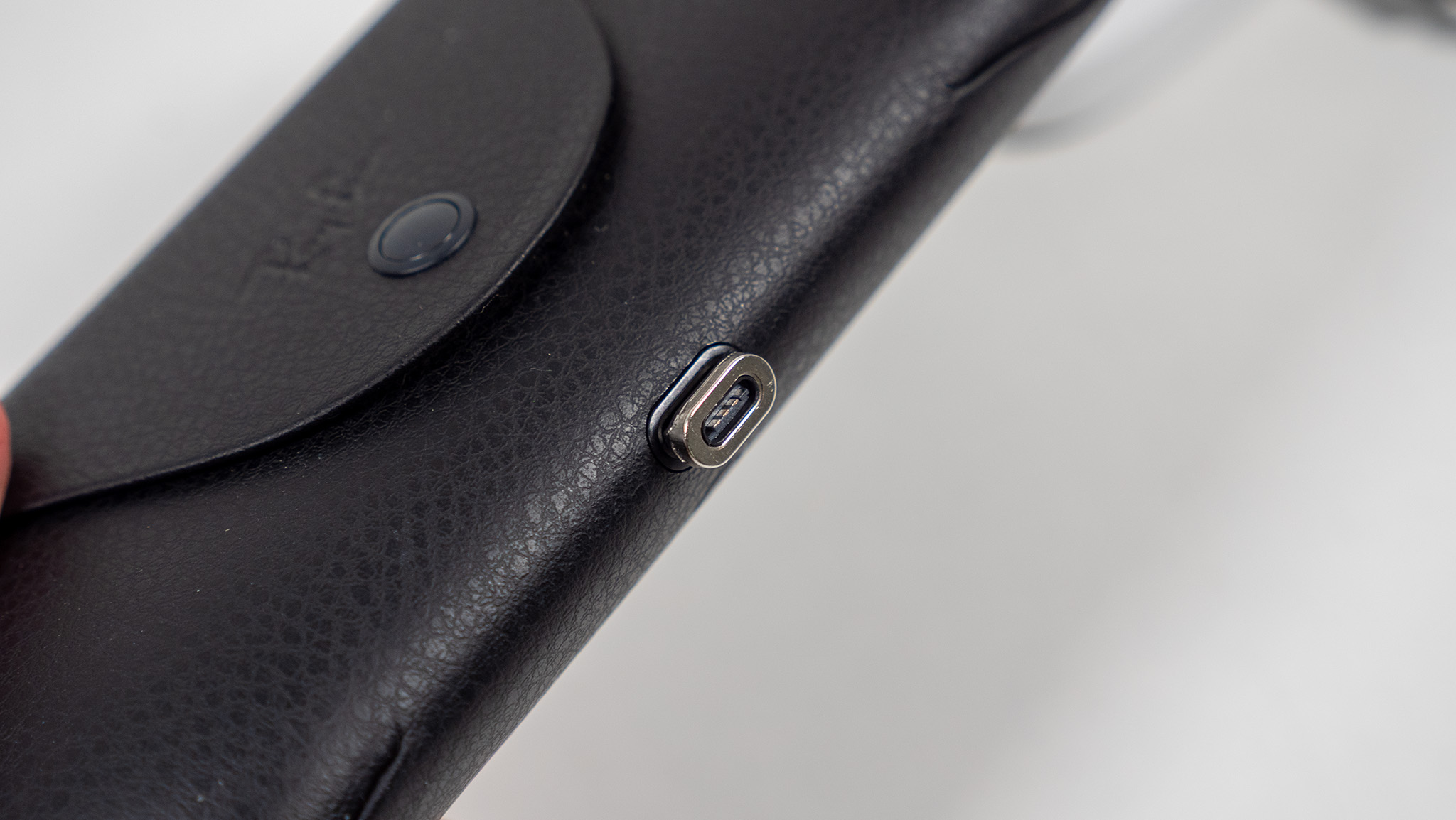 Η βάση φόρτισης AMVR Ray-Ban Meta