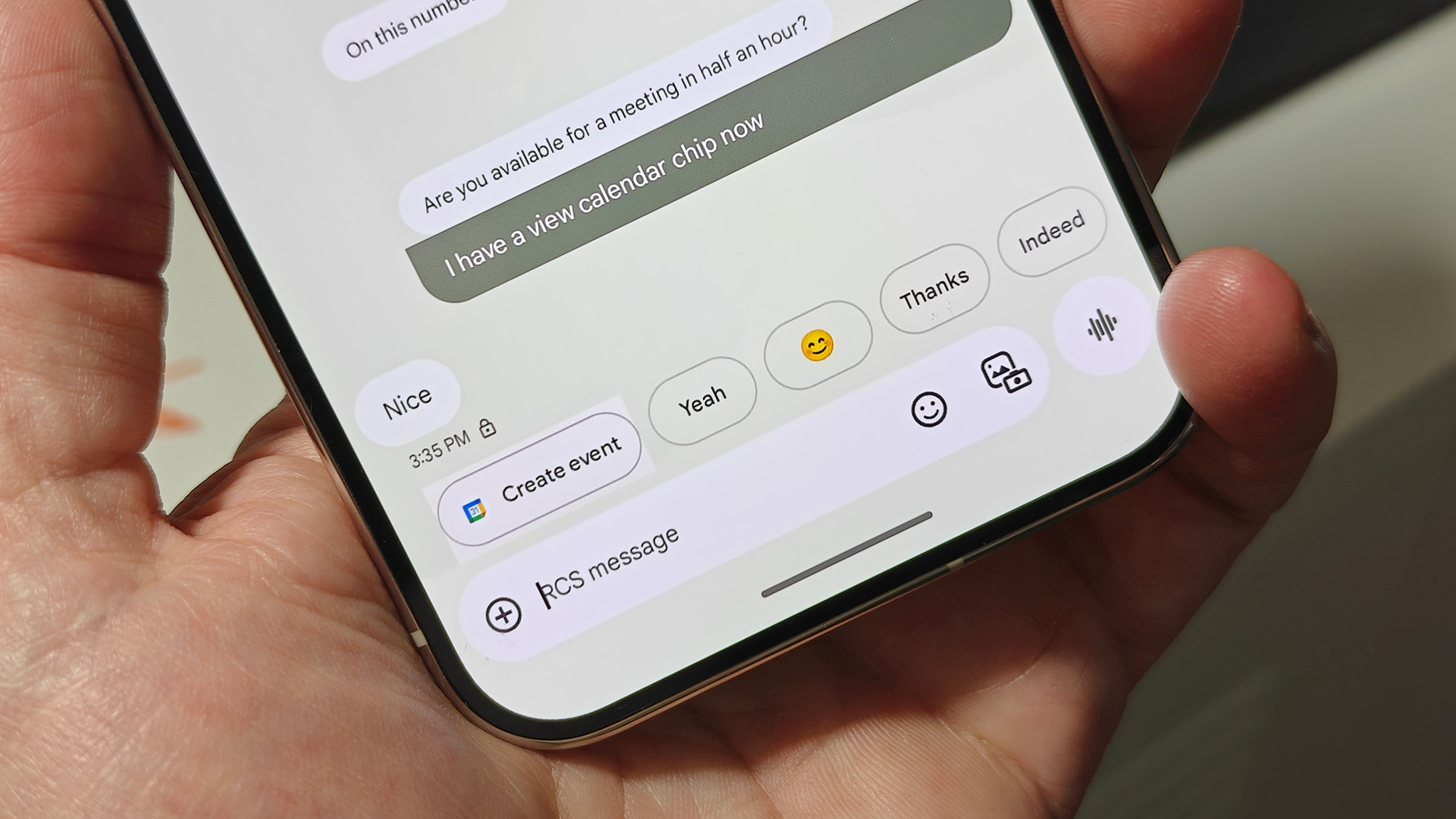 Ένα τσιπ ημερολογίου Magic Cue στο Google Messages σε ένα Google Pixel 10 Pro XL
