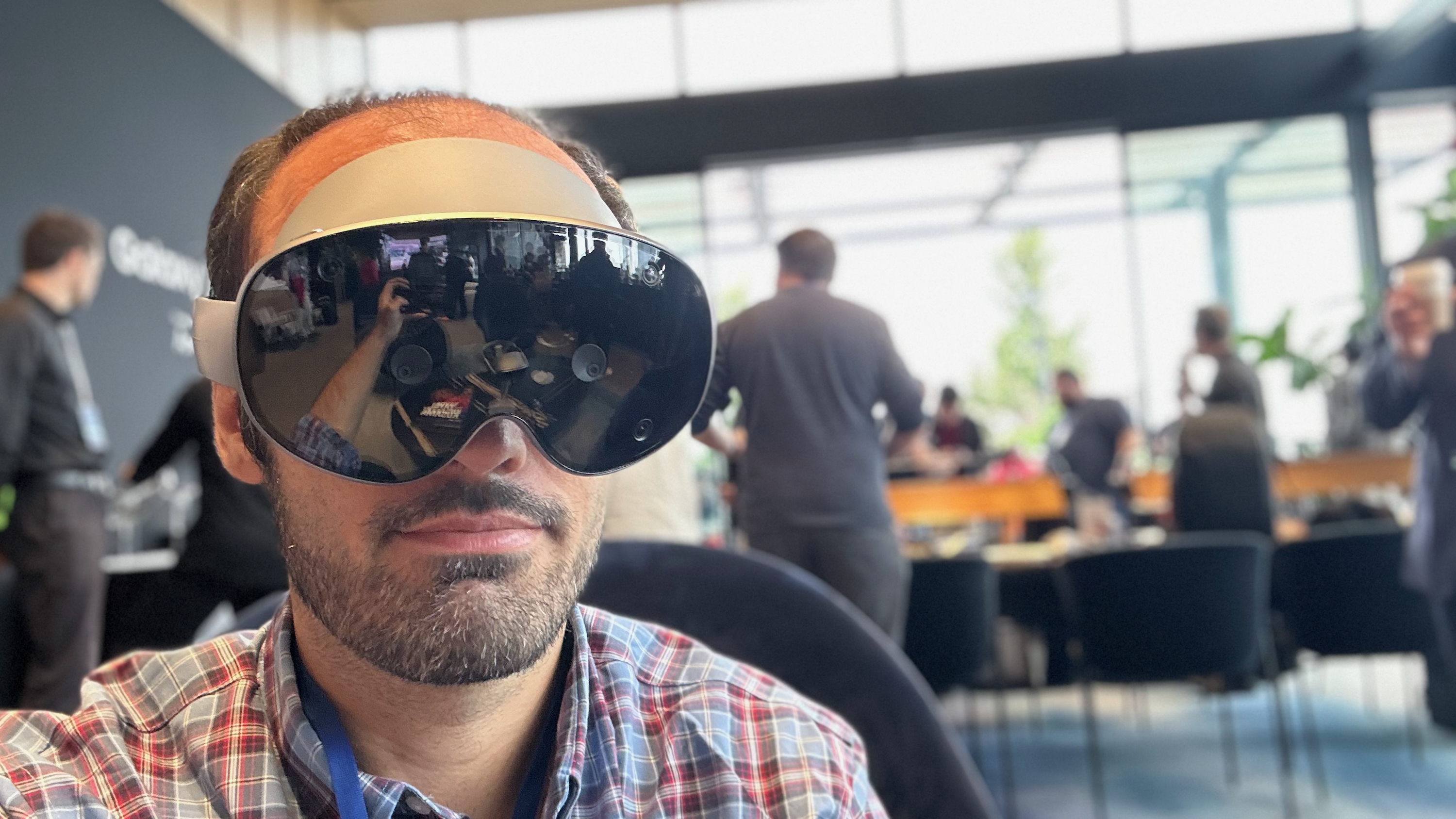 Μια φωτογραφία του συγγραφέα που φορά ένα ακουστικό Samsung Galaxy XR.