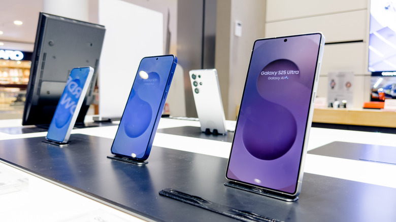 Η σειρά Galaxy S25 στην οθόνη.