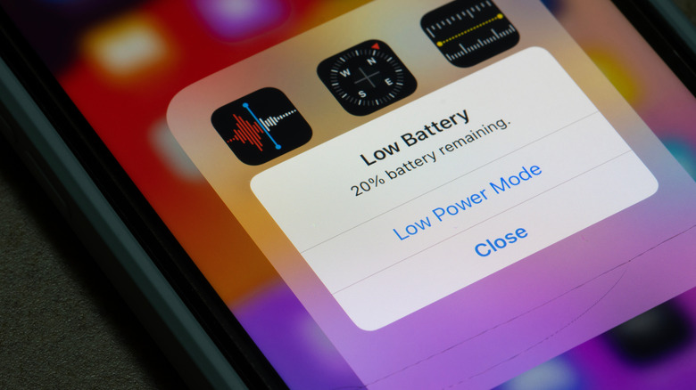 Προειδοποίηση χαμηλής μπαταρίας σε οθόνη iPhone.