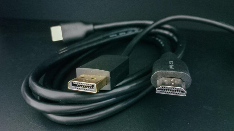 Μια δέσμη καλωδίων HDMI.
