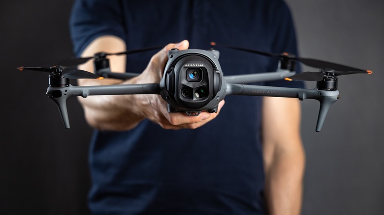 Το drone DJI Mavik 4 Pro κρατιέται στα χέρια του χρήστη.