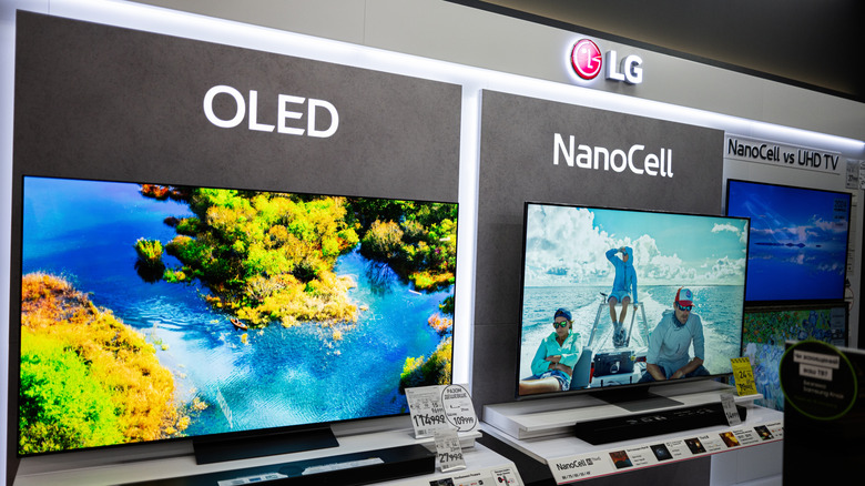 Τηλεοράσεις που παρουσιάζονται σε ένα κατάστημα