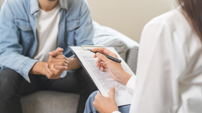 ένας άντρας που επισκέπτεται έναν θεραπευτή