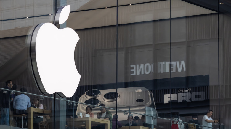 Λογότυπο Apple έξω από το κατάστημα λιανικής