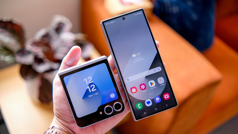 Το Galaxy Z Flip 6 και Fold 6 στο χέρι.