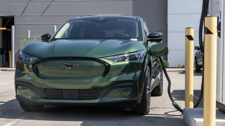 Η Ford Mustang Mach-E φορτίζεται
