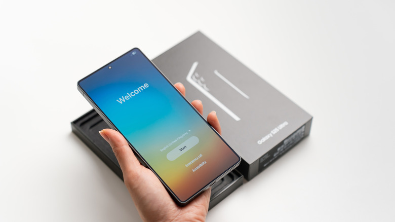 Το Galaxy S25 Ultra στο χέρι.