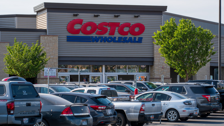 Εξωτερική άποψη μιας αποθήκης λιανικής Costco Wholesale με το λογότυπο της εταιρείας