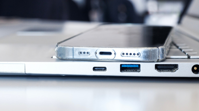 Θύρες USB-C σε φορητό υπολογιστή και smartphone