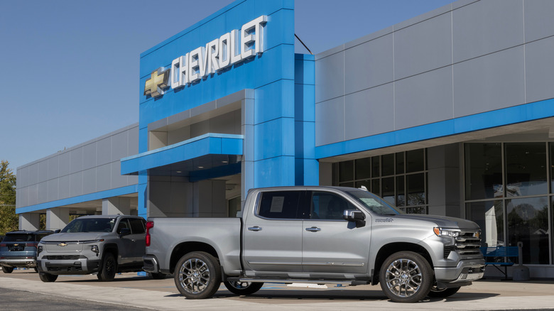 Παραλαβή EV Chevrolet Silverado σε επίδειξη έξω από μια αντιπροσωπεία