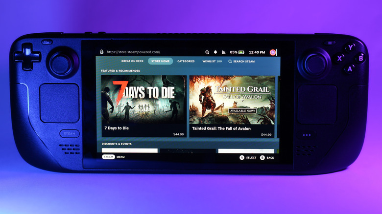 Steam Deck στραμμένο προς τα εμπρός, με τις κάρτες τίτλου του παιχνιδιού να εμφανίζονται στην οθόνη