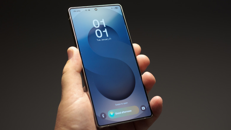 Το ναυαρχίδα του Galaxy S25 Ultra στο χέρι.