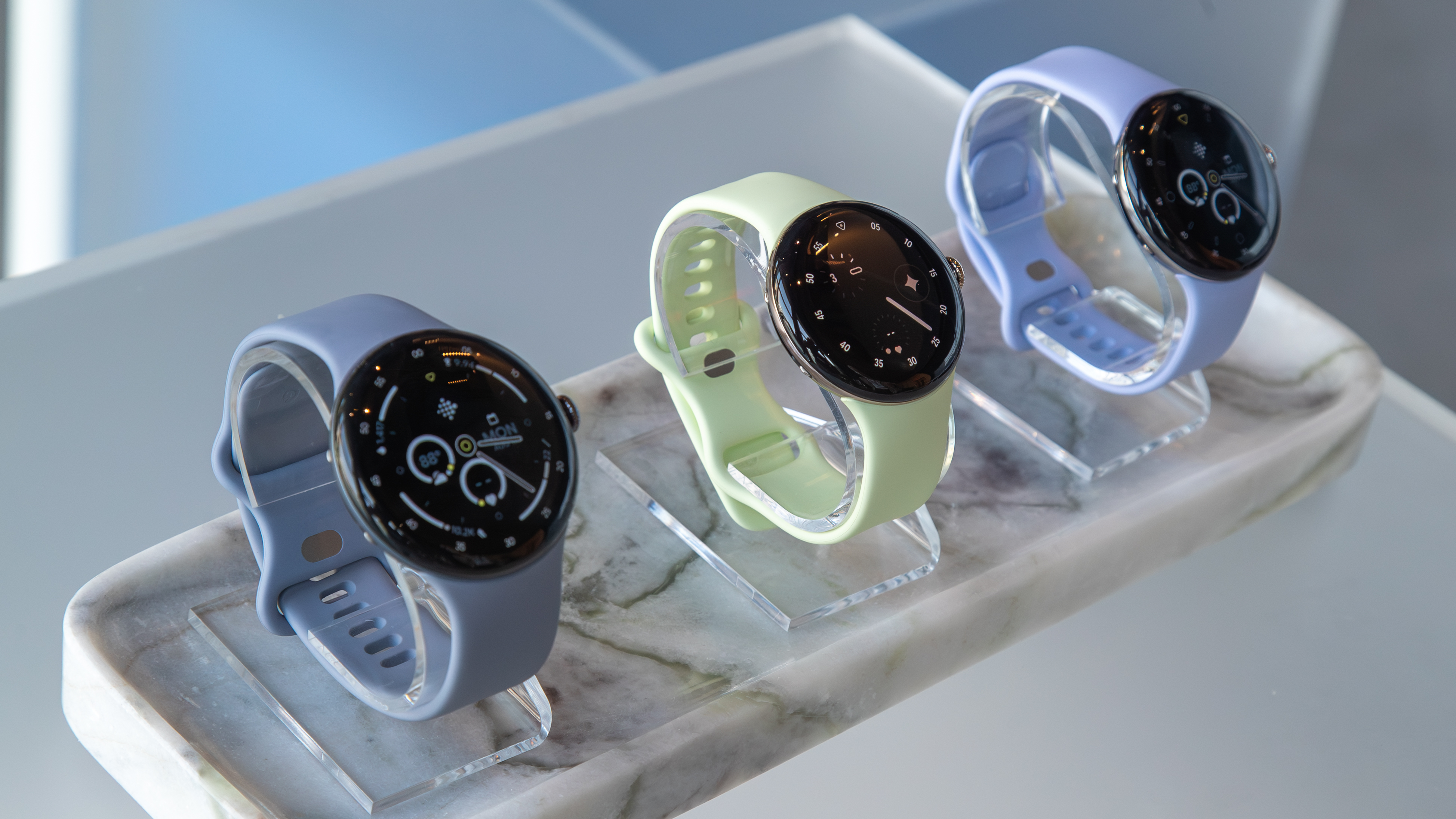 Τρία μοντέλα Pixel Watch 4 το ένα δίπλα στο άλλο σε διαφορετικά χρώματα